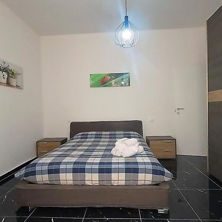Tra Centro E Mare - Intero Appartamento Con Parcheggio سافونا المظهر الخارجي الصورة